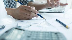 Moški s svinčnikom v roki riše