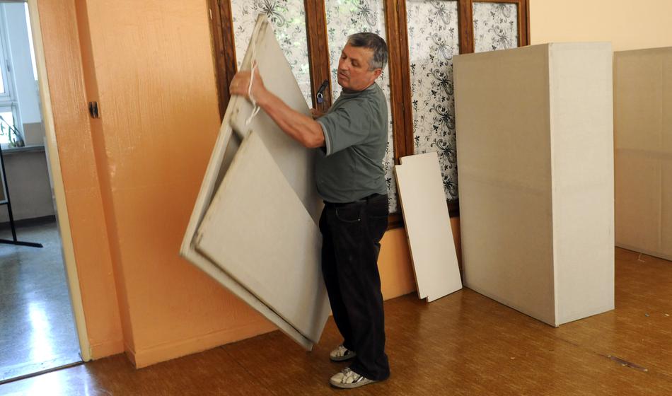 Osnovnošolci na Dolenjskem brutalno pretepli hišnika