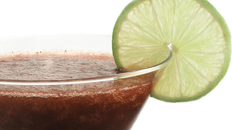 Okrasite z rezino limone ali limete.