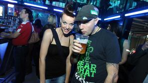 Člana skupine Tabu, pevka Tina Marinšek in basist Iztok Melanšek - Izi. (Foto: B