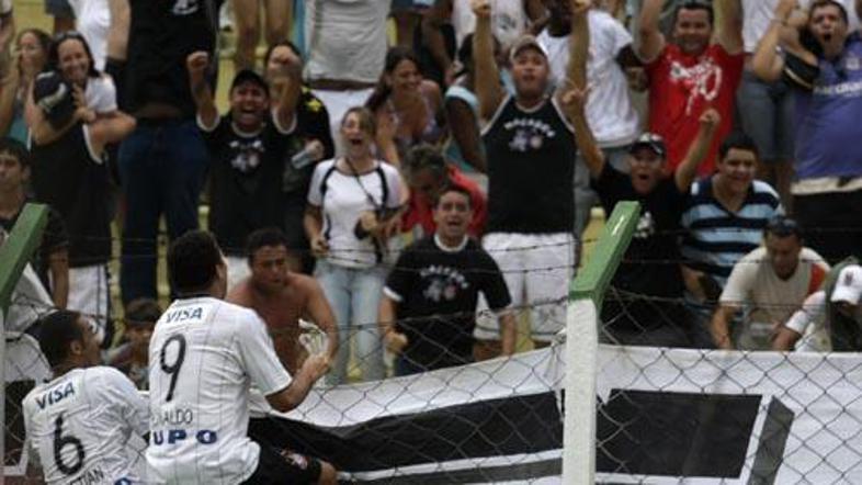 Ronaldo se je po golu tako poveselil v družbi Cristiana z navijači Corinthiansa.