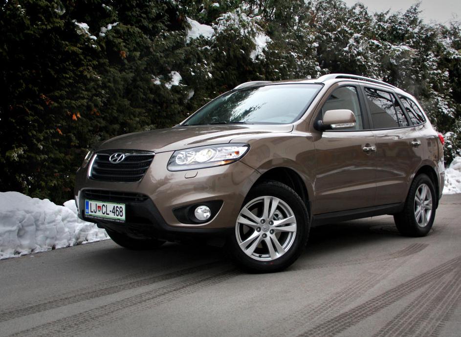 Santafe je na zunanjosti malenkost pridobil, obenem pa lastnikom predhodnega mod