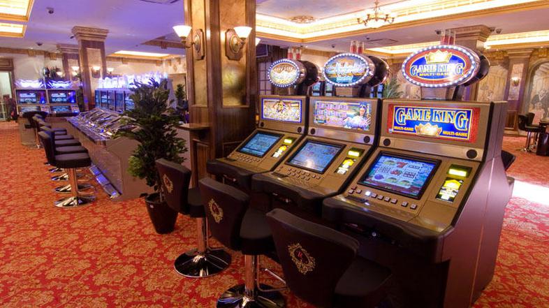 Uprava zaenkrat ne pristaja na zahteve delavcev po višjih plačah. (Foto: Žurnal2