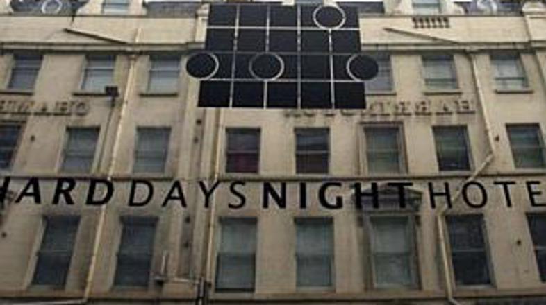 Hard Days Night Hotel je bil prvi konec tedna po odprtju poln očaranih oboževalc