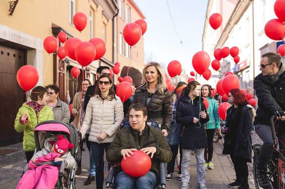 Vseslovenski pohod z rdečimi baloni | Avtor: Facebook/Zavod13