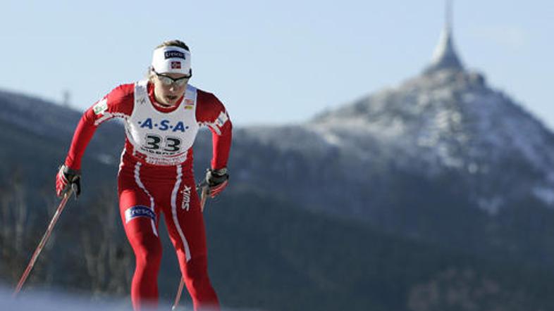 Astrid Jacobsen je z Marit Björgen pritekla zmago v ekipnem sprintu.