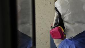 Covid-19 zdravnik sestra skafander okužba bolnišnica