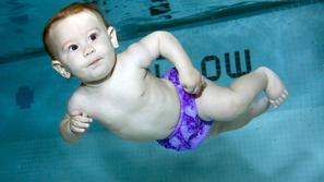 Dojenčki uživajo v prostem gibanju v toplem in prijetnem okolju bazenu.