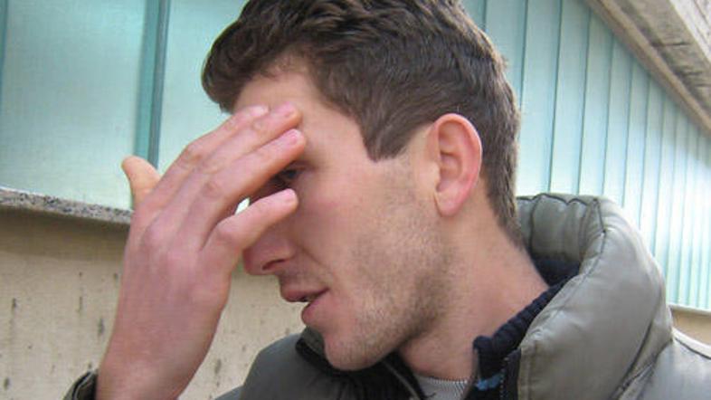 Mersudin Tursunović kaže, kam je dobil udarec. Z njim so se v soboto v bolnišnic