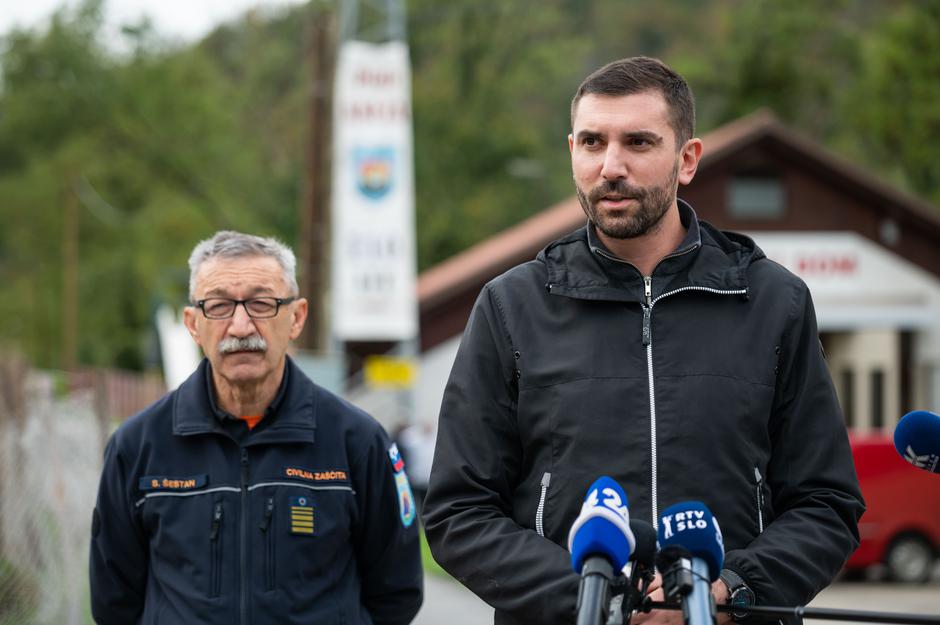 Robert Golob na obisku v Baški grapi Baška grapa poplave Srečko Šestan Alen Červ | Avtor: Boštjan Podlogar/STA