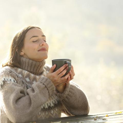 Sreča, ženska, čaj, kava, mir, veselje, notranji mir, pomirjenost, hvaležnost