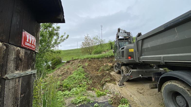 pripadniki Slovenske vojske pomagajo pri odstranjevanju posledic plazov
