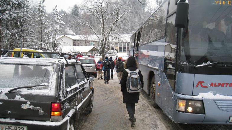 Prometni kaos: šolski avtobusi obračajo na regionalni cesti in ovirajo promet, o