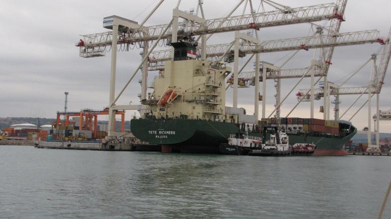 slovenija 24.01.13. luka koper, ladijski pretovor pristanisce, kontejnerji, zabo