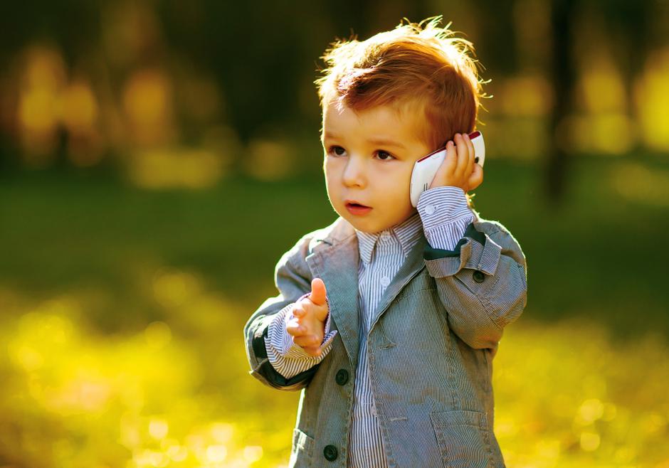 razno 18.12.12. mobilni telefon, otrok, foto: shutterstock | Avtor: Shutterstock