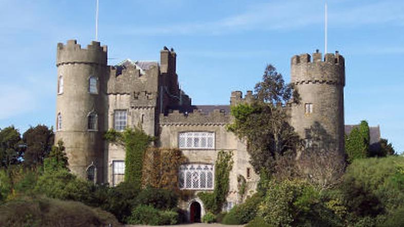 Grad Malahide v Dublinu ponuja na ogled številne sobane in mogočne dvorane.