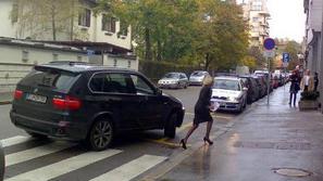 Roman Horvat je Simoni Dimic tik pred našim obiskom na Gregorčičevi predal šop p