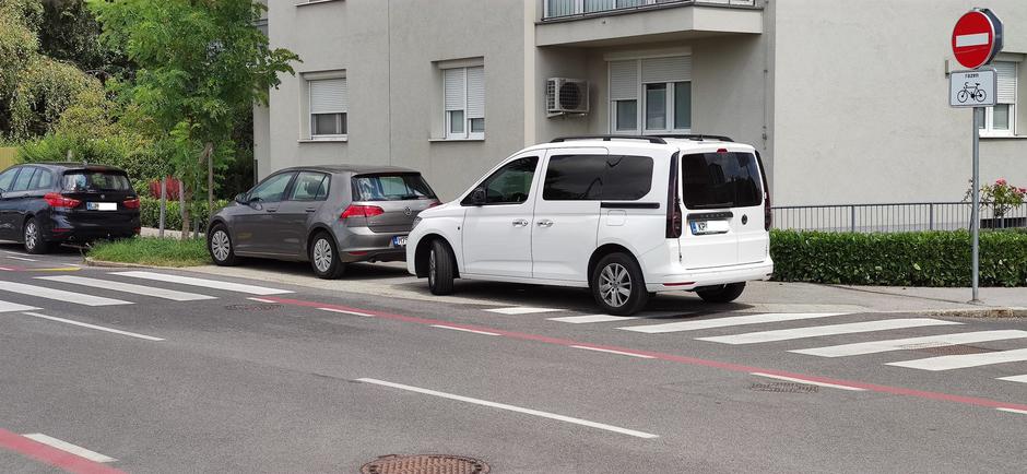 Nepravilno parkiranje v okolici džamije na Parmovi | Avtor: Bralec