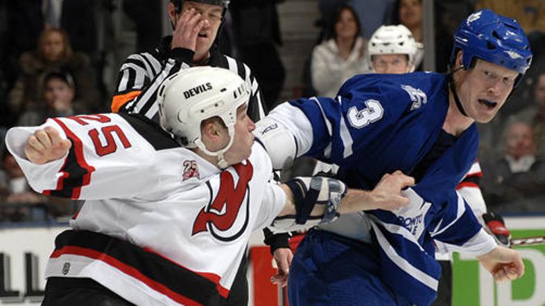 Večina Kanadčanov bi prepovedala pretepe v NHL. Zakaj? Ker hokej gledajo tudi ot