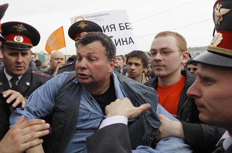 V Moskvi se je na različnih shodih zbralo več deset tisoč ljudi. (Foto: Reuters)