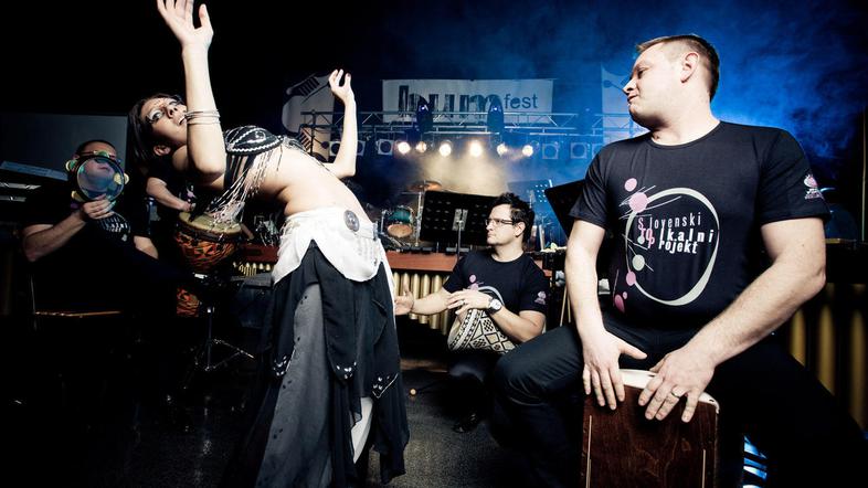 V žalski dvorani, ki ponuja le 420 sedežev, bosta danes zaigrali španska skupina