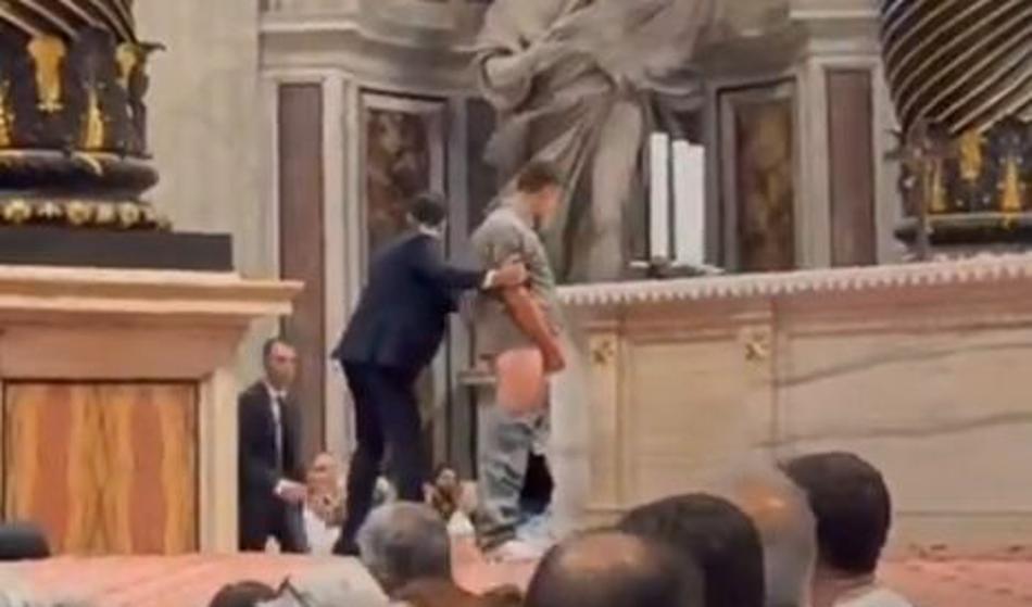 Incident, kakršnega Vatikan ne pomni, papež v šoku