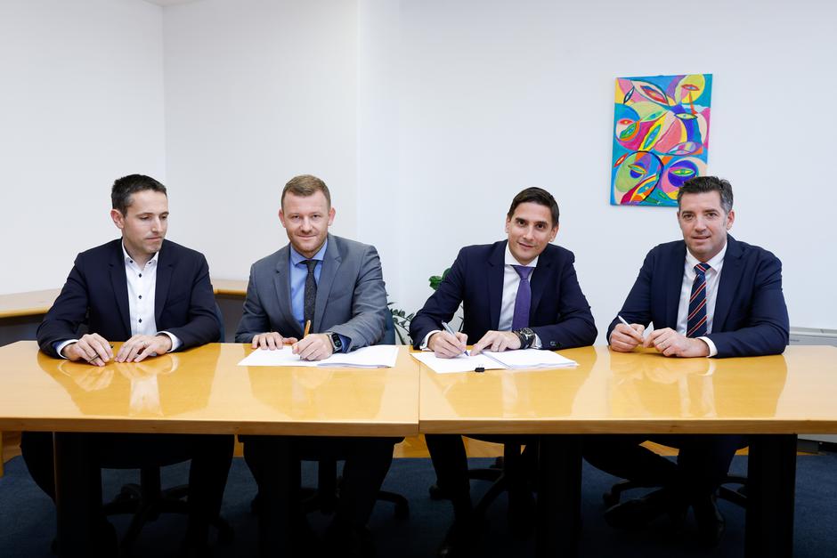 Podpis pogodbe o prodaji Engrotuša Mercatorju, od leve Uroš Verbovšek, Andraž Tuš, Tomislav Kramarić, Hrvoje Bošnjak | Avtor: Mercator