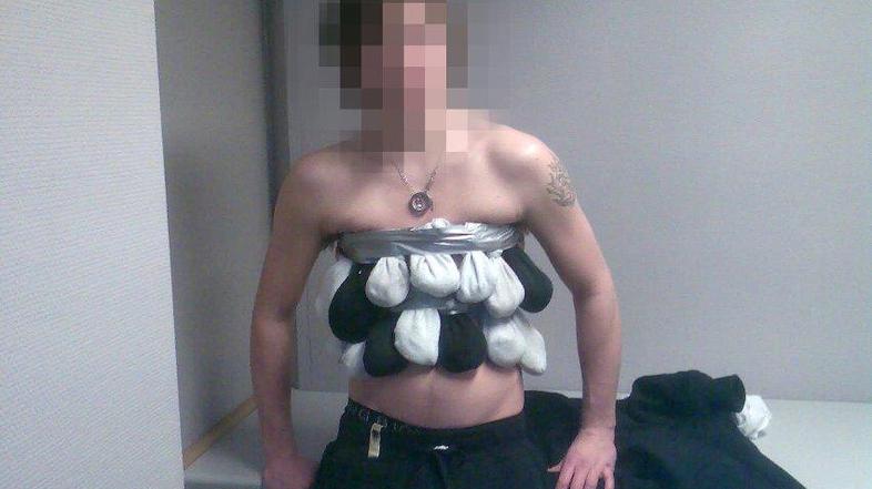 Policija je nepremišljenega tihotapca aretirala takoj po pristanku letala. 