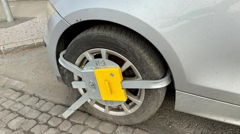 Napačno parkiran avto BMW serija 1