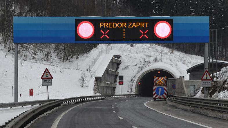 Promet v smeri Ljubljane naj bi normalno stekel najpozneje do jutri zvečer. Štev