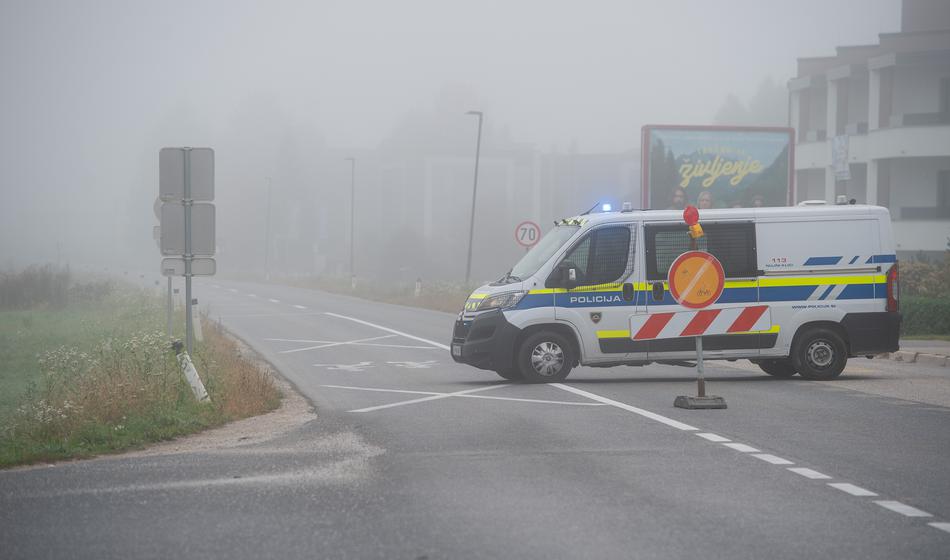 Huda prometna nesreča na Tolminskem: Poškodbe za voznika usodne