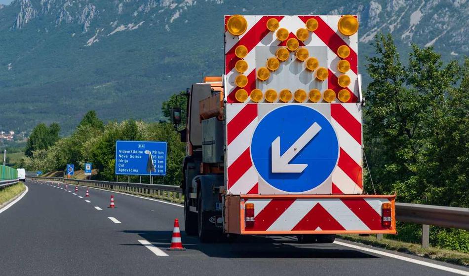 Tovornjak vozil z utripalkami, 28-letnik pa trčil vanj