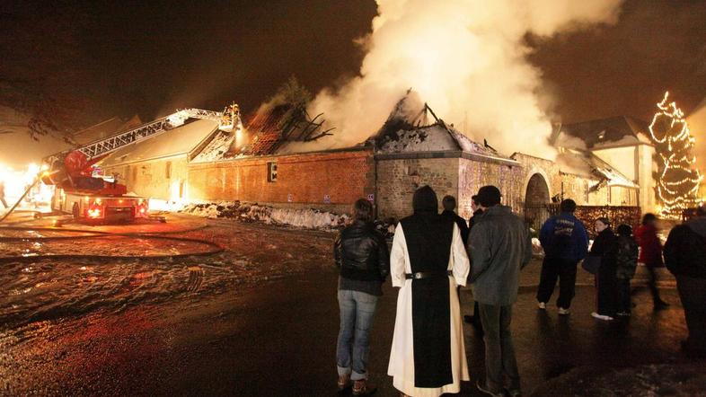 požar, menihi, pivo Rochefort