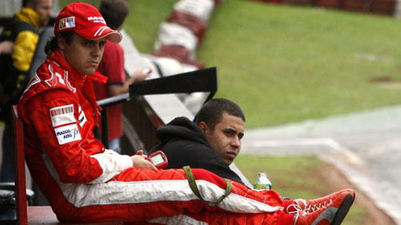 Felipe Massa ob robu poligona za karting v bližini São Paula. Več fotografij v g