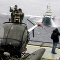 Na fotografiji iz leta 2009 je videti boj med aktivisti in kitolovci. Ti so ladj