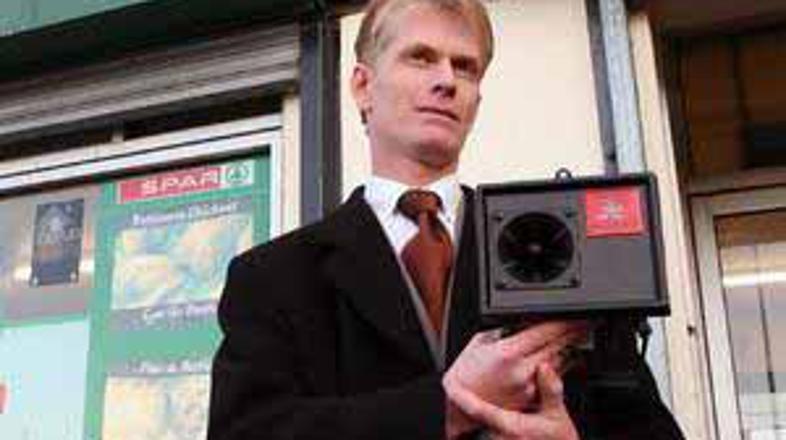 Po mnenju iznajditelja naprave Howarda Stapletona je komar prva zvočna naprava, 