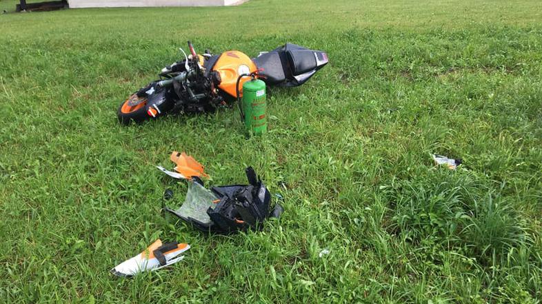 Prometna nesreča, trčenje motorja in avtomobila