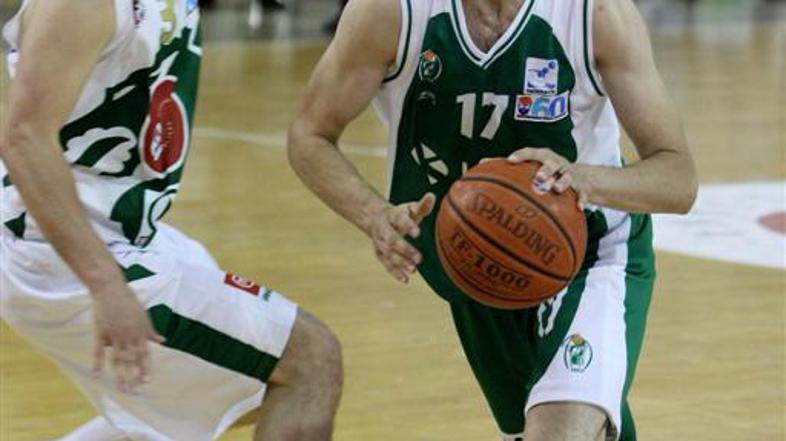 Sašo Ožbolt (levo, v obrambi) pravi, da je bilo ravno branjenje koša izjemno pom