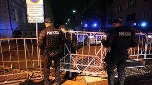 Policija pred stavbo občine v Mariboru