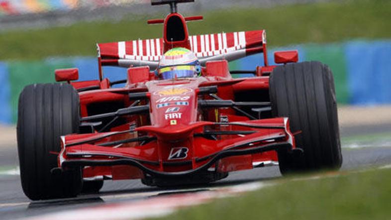 Felipe Massa je bil s Ferrarijem najhitrejši na prvem treningu pred VN Francije.