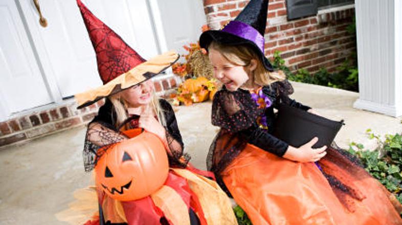 Še danes v angleško govorečih deželah hodijo na predvečer naokrog "strašit" preo