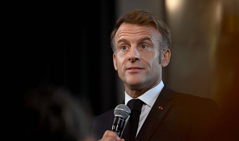 Macron zaradi Trumpa moral na pot peš