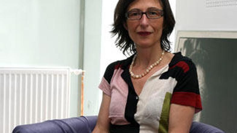 Hartmannova je bila tiskovna predstavnica haaškega sodišča med letoma 2000 in 20