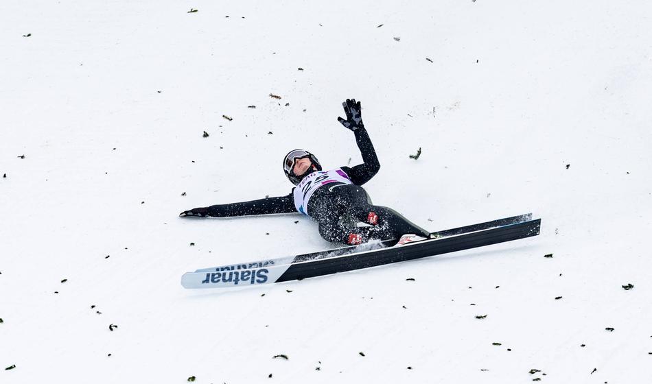 Velik osip v skokih – trije Norvežani smuči obesili na klin