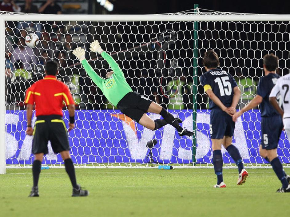 Vratar Auckland Cityja, Paul Gothard, zna menda tudi braniti. (Foto: EPA)