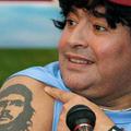 Maradona ima na desnem ramenu vtetoviranega Ernesta Che Guevaro.