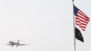 Letalo nad letališčem Teterboro v New Jerseyu.