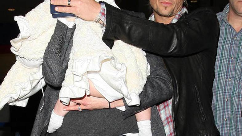 Z možem Keithom Urbanom imata 15 mesecev staro hčerko Sunday Rose.