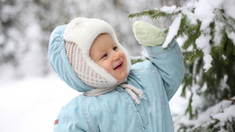 zivljenje 24.01.13. otrok, zima, sneg, smreka, foto: shutterstock