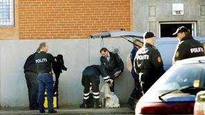 Danska policija preiskuje kraj, na katerem so obveščevalci aretirali enega od os